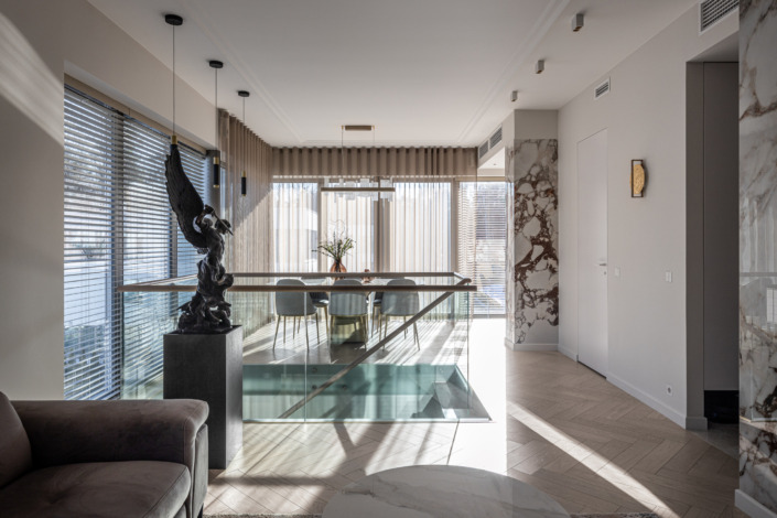 Glass balustrade and view towards the dining area in Merekalju house